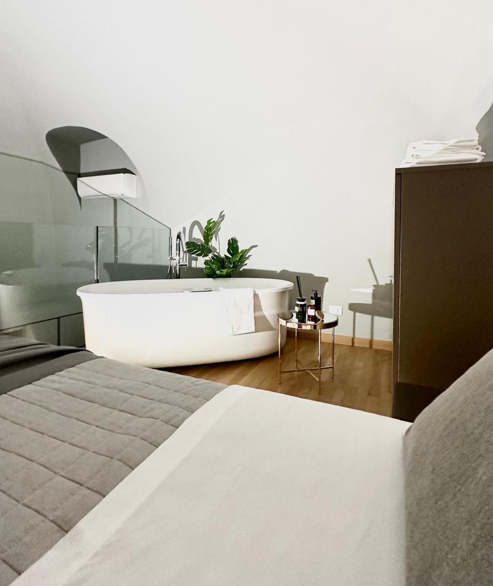 Jacuzzi Luxury Apartment In The Town Centre Торино Екстериор снимка